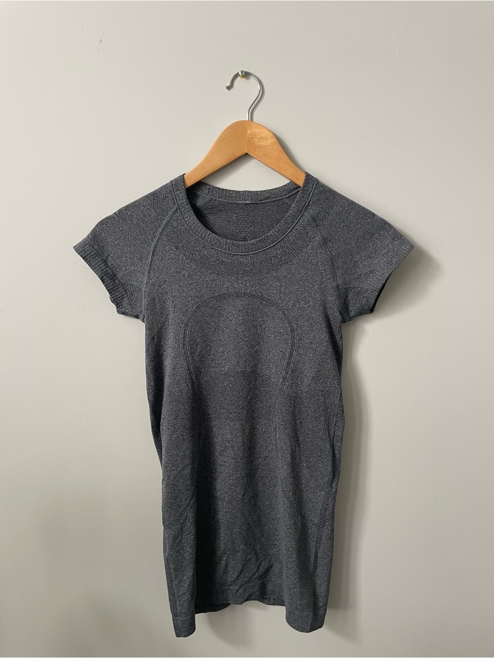 Lululemon Short Sleeve Top in Charcoal Gray •Women’s XS/S